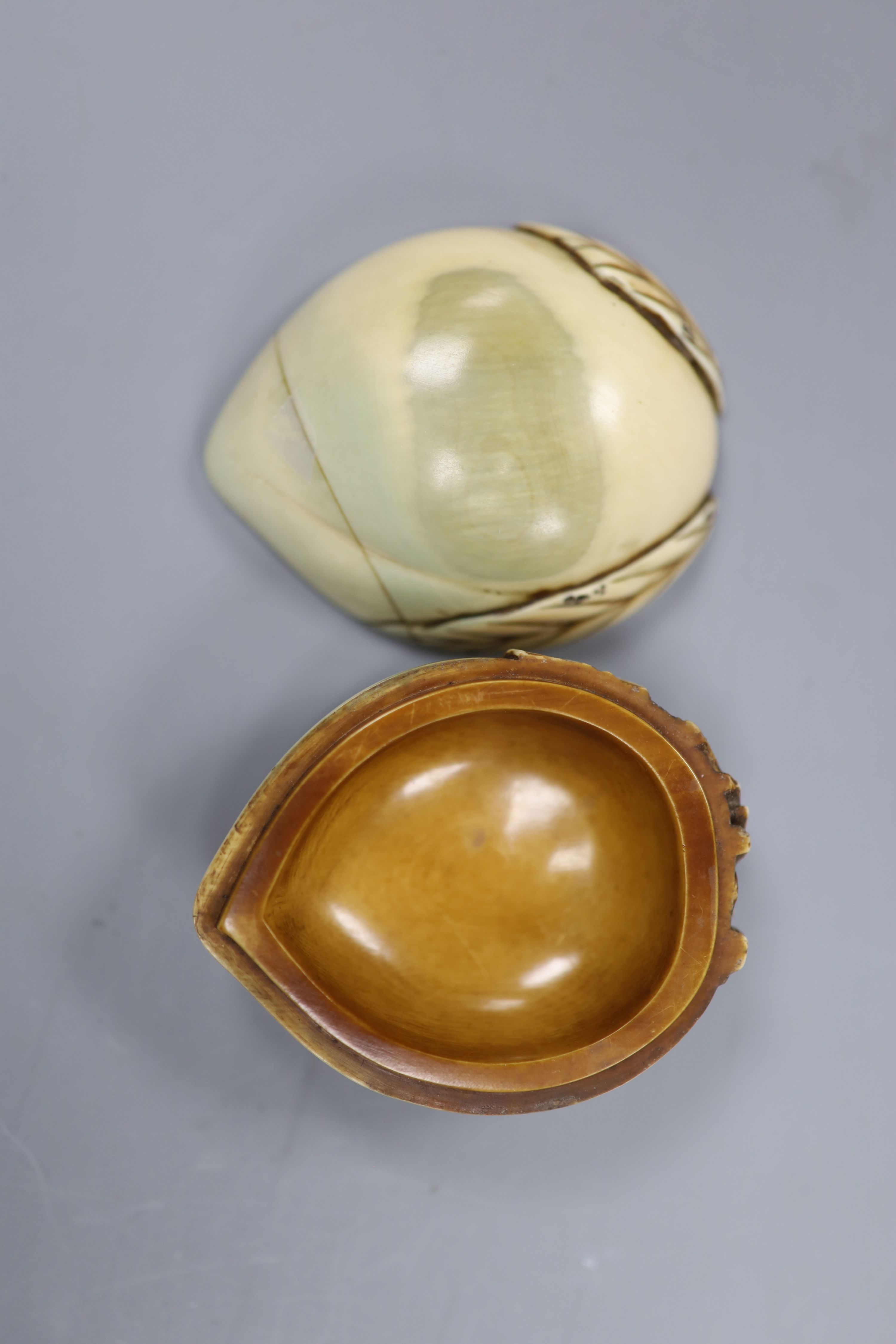 A Chinese ivory peach box, width 7cm